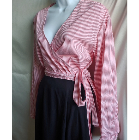 SOLD - 💥 3/$20 Wrap blouse NWOT - Picture 4 of 4